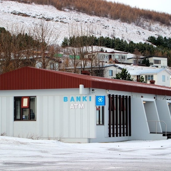 Sjálfsafgreiðsluvél hefur verið komið fyrir í útibúi Arionbanka í Varmahlíð. Þar hefur verið banki síðan 1979 en honum verður lokað um næstu áramót. Mynd: KSE