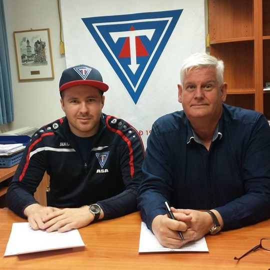 Arnar Skúli Atlason nýráðinn þjálfari mfl. kvenna hjá Tindastóli og Ómar Braki Stefánsson formaður knattspyrnudeildar. Mynd: Tindastóll.