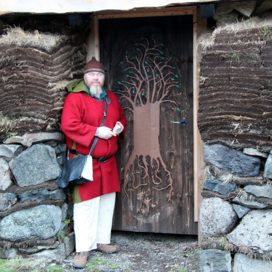 Árni Hegranesgoði við inngang Ásheims, hofsins í Efra-Ási en þar mun verða haldið jólablót í kvöld. Mynd: PF.