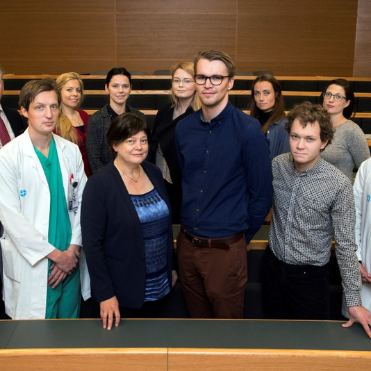 Frá afhendingu styrkjanna. Áróra Rós er þriðja frá hægri í aftari röð. Mynd: landspitali.is