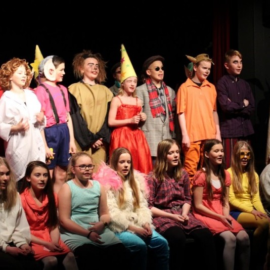 Frumsamin leikverk á Árshátíð miðstigs Árskóla