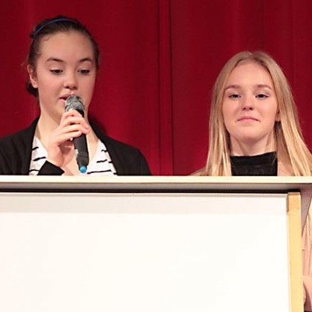 Íslenskar ofurhetjur í 7. bekk sáu um kynningar á atriðum kvöldsins. Mynd: nordanatt.is.