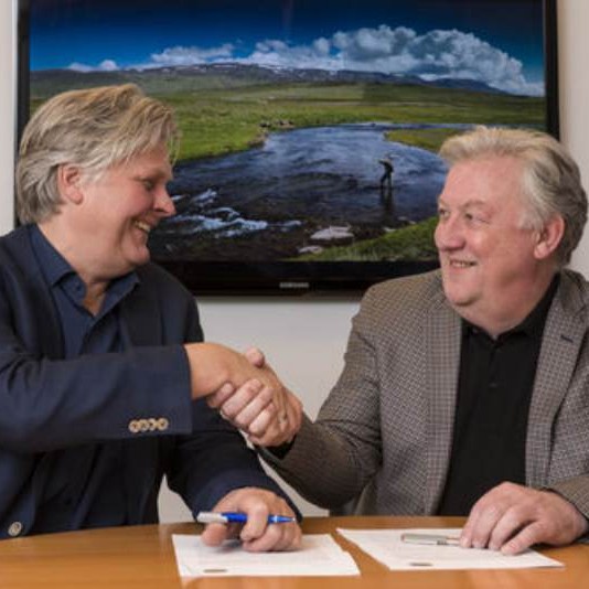 Sturla Birgisson t.v. og Páll Árni Jónsson takast í hendur við undirskrift samningsins. Mynd: Heimir Óskarsson/vatnogveidi.is.
