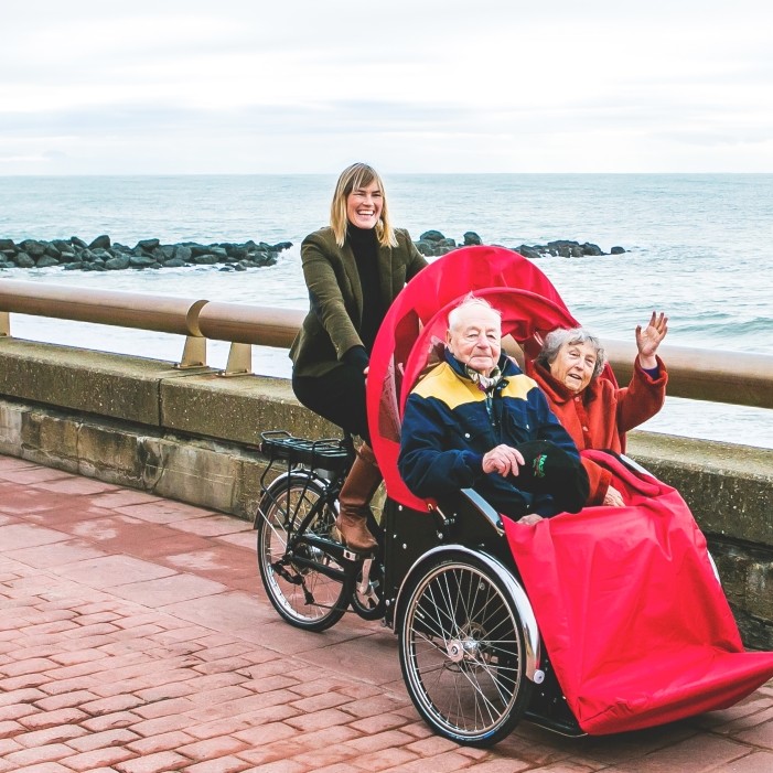 Hjólið er rafknúið og getur hjólreiðamaður verið með tvo fyrir fram sig.