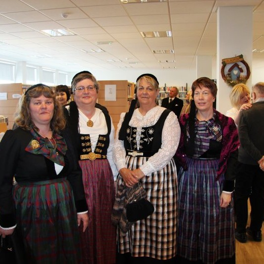 Konur í Pilsaþyt mættu prúðbúnar í íslenskum þjóðbúningum á setningu Sæluviku í Safnahúsi Skagfirðinga. Mynd/BÞ