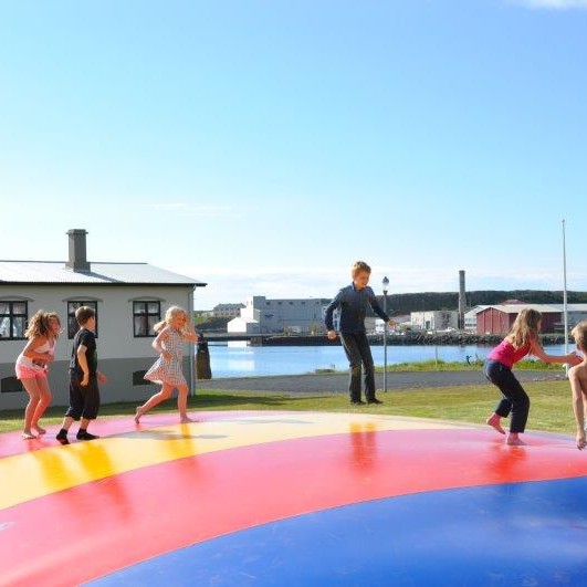 Hoppandi glaðir krakkar/Mynd:www.skagastrond.is