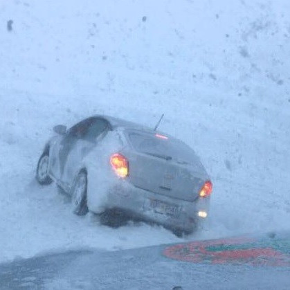 Þessi bíll lenti útaf í kafladsbyl. Mynd: Björgunarfélagið Blanda.