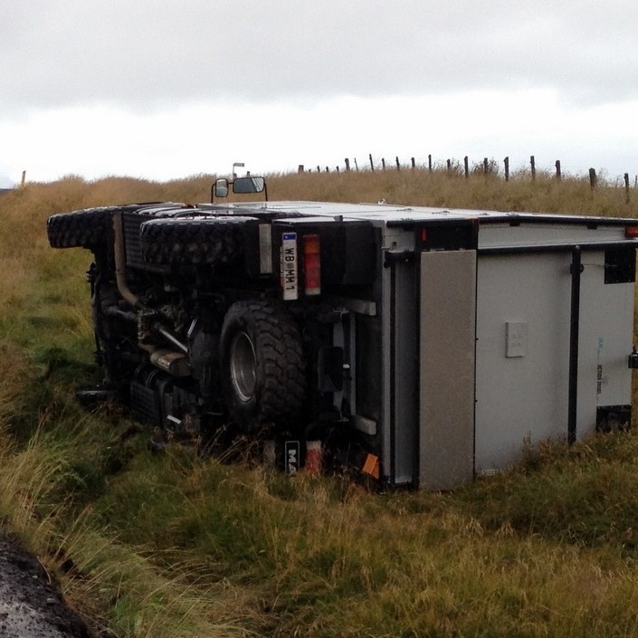 Bílar útaf í hvassviðrinu í gær