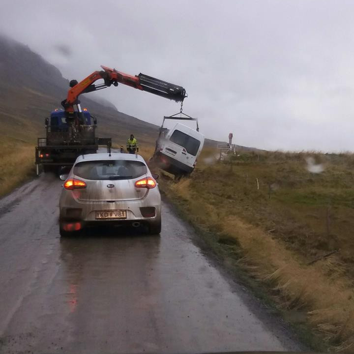 Bíllin fjarlægður af vettvangi. Mynd: Arnþrúður Heimisdóttir.