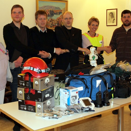 Bjarmi afhenti Heilbrigðisstofnuninni á Hvammstanga neyðarbúnað