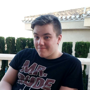 Bjarni Freyr er tvítugur, meðalmaður á hæð, klæddur í brúnar buxur og svartan leðurjakka.