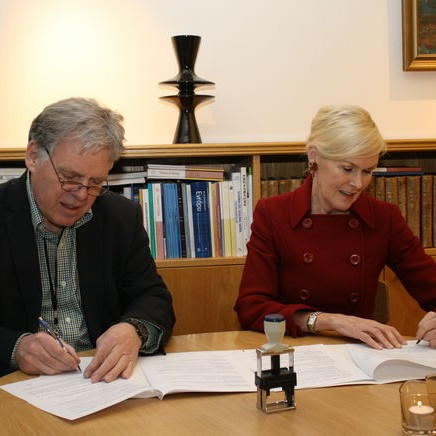 Ragnhildur Hjaltadóttir ráðuneytisstjóri og Bjarni Stefánsson sýslumaður skrifa undir samninginn.
Mynd: Innanríkisráðuneytið.