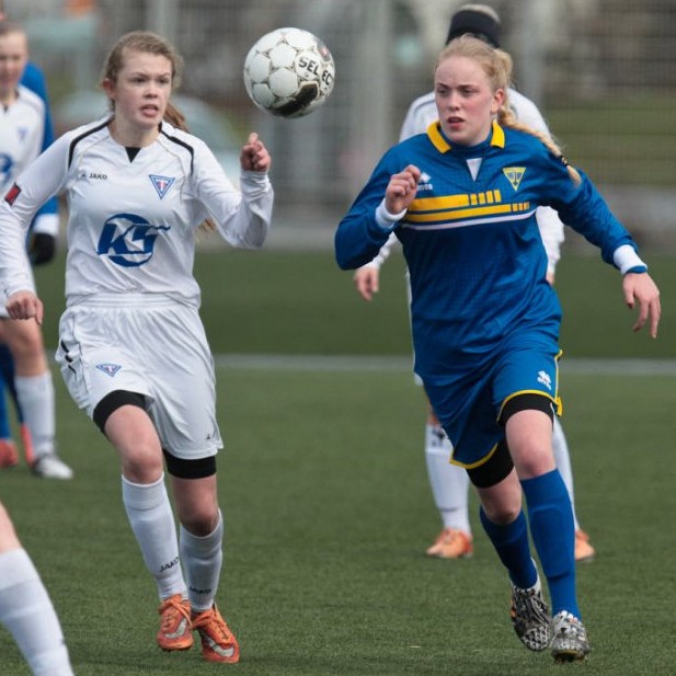 Vigdís Edda Friðriksdóttir (t.v.) í harðri baráttu um boltann. Mynd: fotbolti.net.