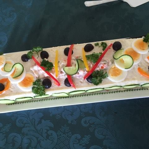 Uppskrift af gamaldags brauðtertu m/baunasalati - þriggja laga