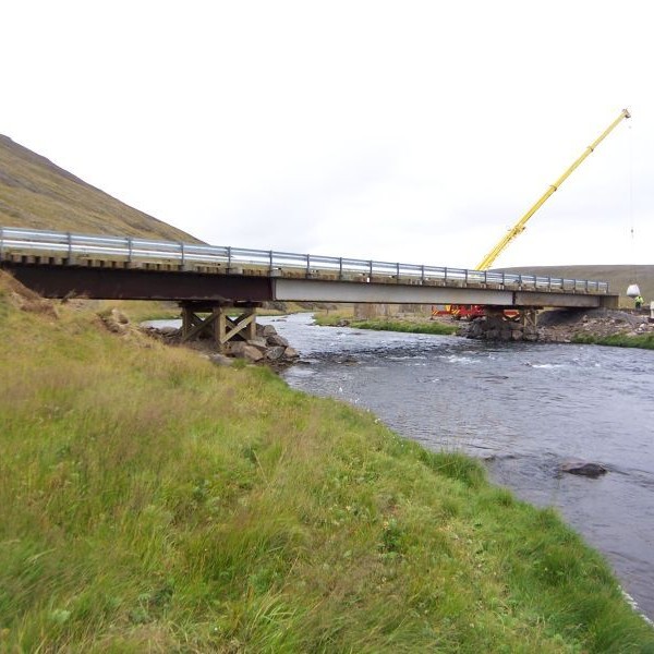 Bráðabrigðabrúin yfir Vatnsdals á er klár, hún er 45 m löng stálbitabrú. Ljósm./Vegagerðin.is