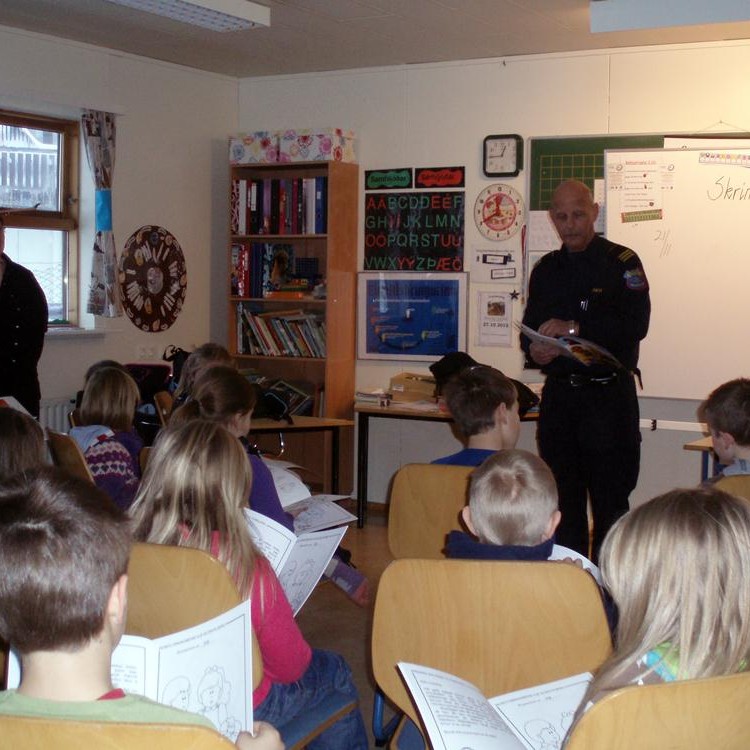 Nemendur fá litabók um Eldvarnir heimilanna