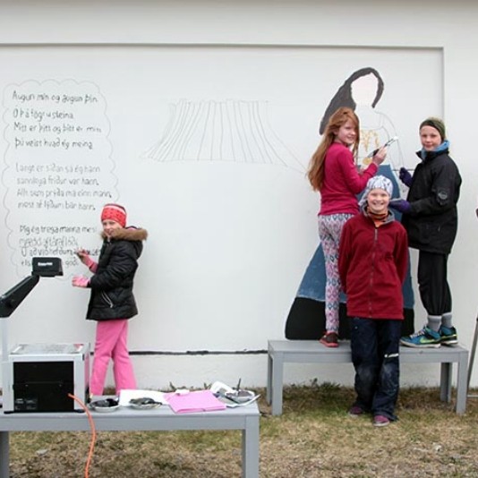 Nemendur í 5. og 6. bekk Grunnskóla Húnaþings vestra skreyta veggi Byggðasafns Húnvetninga og Strandamanna með myndum og málningu. Mynd/Norðanátt.is.