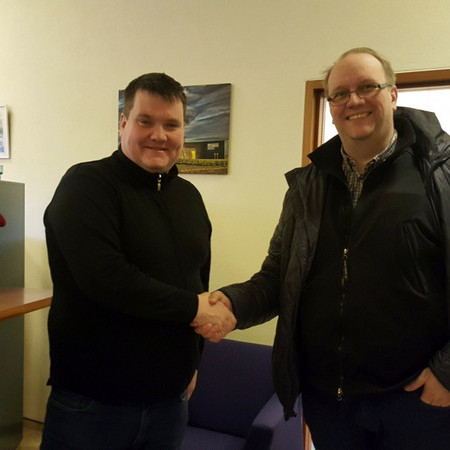 Einar Kristján Jónsson sveitarstjóri Húnavatnshrepps og Þorgils Magnússon byggingar- og skipulagsfulltrúi takast í hendur eftir að gengið hafði verið frá samningi um samstarfið. Mynd: Blonduos.is