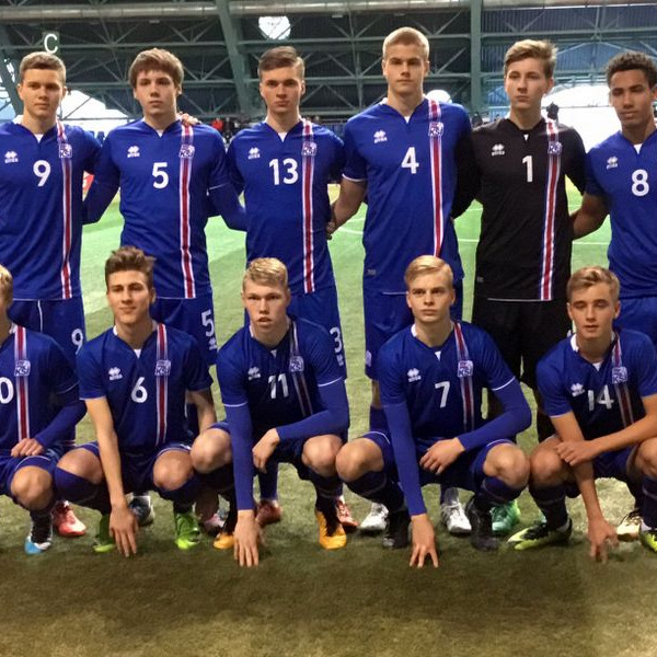 Mynd: Byrjunarlið gegn Slóvakíu. Jón Gísli 3. f.v. í fremri röð. Mynd: ksi.is