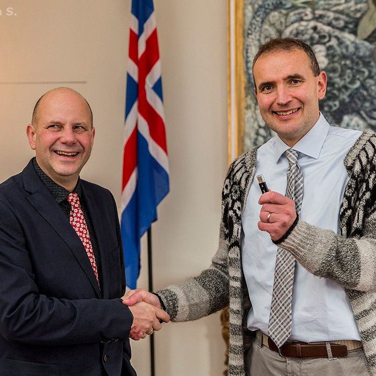 Benedikt afhendir forseta Íslands Guðna Th. Jóhannessyni, rannsóknir sínar um heilsugildi sjávarbaða. Aðsend mynd.