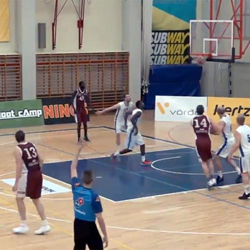 Chris Caird (13) setur niður einn af fimm þristum sínum í leiknum.  SKJÁSKOT: TINDASTÓLL TV