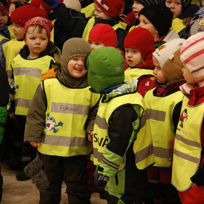 Fríður barnahópur söng fyrir búðargesti