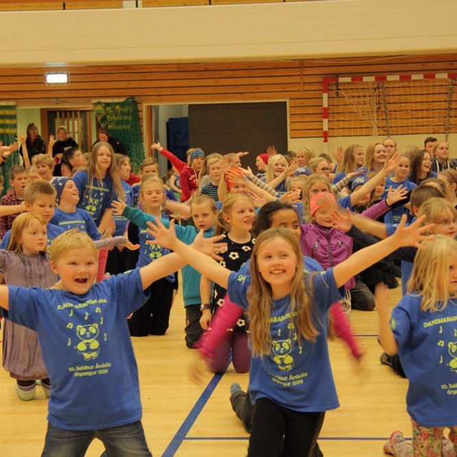 Dansað og föndrað af mikilli gleði - myndasyrpa