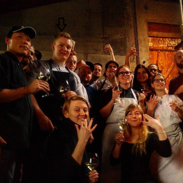 „Bak við hvern veitingastað er fallegur hópur fólks og þessu ber að fagna,“ segir á Facebooksíðu Dill Restaurant. Kristinn Gísli er þriðji frá vinstri og Agnes Bára honum á vinstri hönd. Mynd: Dill Restaurant.