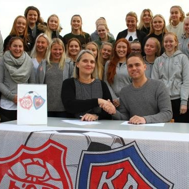 Frá undirritun, Inga Huld Pálsdóttir frá Þór/KA og Halldór Jón Sigurðsson nýráðinn þjálfari meistara- og 2. flokks kvenna. Mynd: thorsport.is.