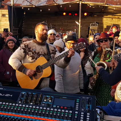 Mugison lét skyndilegt rafmagnsleysi ekki stoppa sig í tónleikahaldinu og stökk af sviðinu ásamt hljómsveitarmeðlimum og hélt áfram við mikinn fögnuð gesta sem tóku vel undir með honum. Mynd: PF.