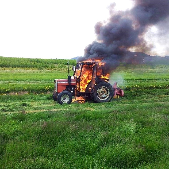 Eldur kviknar í dráttarvél 