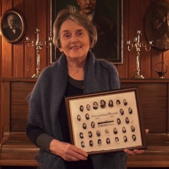 Aðalbjörg Ingvarsdóttir, fyrrum skólastjóri, sér um kynninguna í fimmta myndskeiðinu sem nú hefur verið birt. Mynd: Skjáskot úr myndskeiðinu.