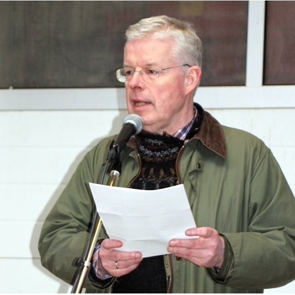 Einar K. Guðfinnsson hefur áður tekið þátt í menningarviðburðum í Skagafirði. Hér flytur hann ávarp á Mjúkísmóti á Skörðugili fyrr á þessu ári. Mynd: KSE.