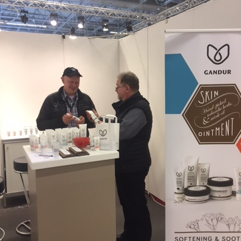 Einar kynnir framleiðsluvörur Gands, á sýningunni í Herning, gerðar úr minkafitu sem fellur til í skinnaverkuninni á Syðra-Skorðugili. Mynd úr einkaeigu.