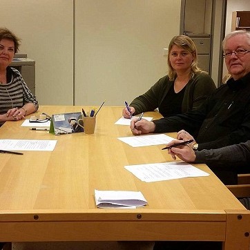 Meðfylgjandi mynd er frá undirritun samningsins í húsakynnum SSNV en þar voru samankomin þau Sveinbjörg Rut Pétursdóttir f.h. Elds í Húnaþingi, Elín R. Líndal f.h. Forsvars og Hæðarinnar á Höfðabraut, Guðný Hrund Karlsdóttir sveitarstjóri Húnaþings vestra, Páll Sigurðsson útibússtjóri Landsbankans Hvammstanga og Reimar Marteinsson kaupfélagsstjóri KVH. Á myndina vantar Magnús Frey Jónsson framkvæmdarstjóra Sláturhúss KVH. Mynd: Norðanátt.is.