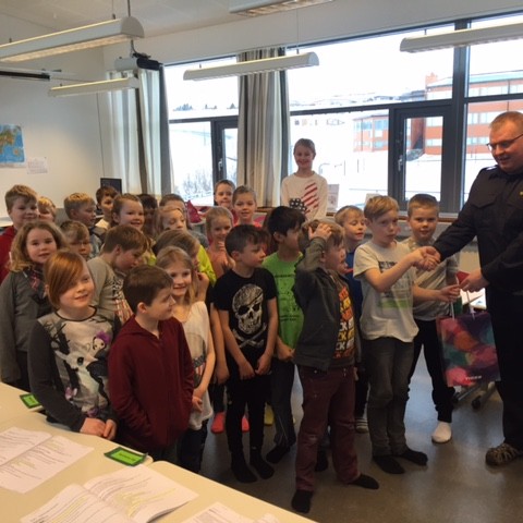 Hreiðar Steinþórsson slökkviliðs og sjúkraflutningamaður hjá Brunavörnum Skagafjarðar afhendir Magnúsi Inga viðurkenningu fyrir þátttöku í Eldvarnagetrauninni. Ljósm./VG.