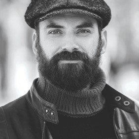 Elmar Gilbertsson tenórsöngvari, sem m.a. sló í gegn í óperunni Ragnheiði eftir Gunnar Þórðarson, kemur fram með Karlakórnum Heimi í Miðgarði annað kvöld.