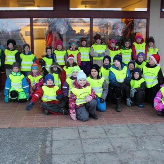 Nemendur í 1. - 4. bekk mátuðu vestin og stilltu sér upp fyrir myndavélina. Mynd: Varmahlíðarskóli.is.