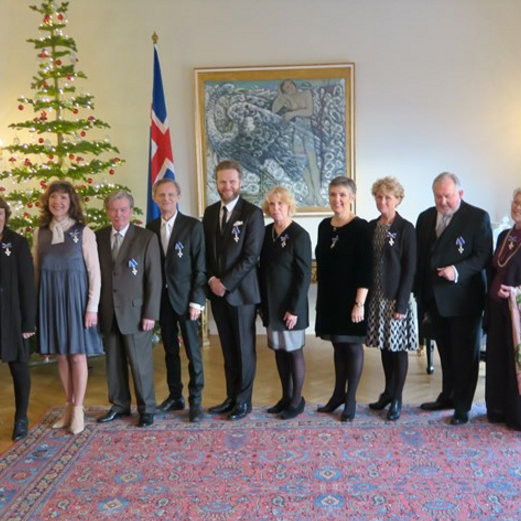 Tólf voru sæmdir riddarakrossi á Bessastöðum í gær, þeirra á meðal Skagfirðingurinn Eiríkur Rögnvaldsson. Mynd: forseti.is.