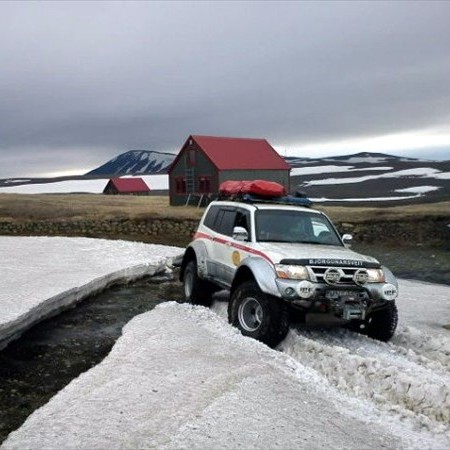 Slasaður ferðamaður sóttur á hálendið