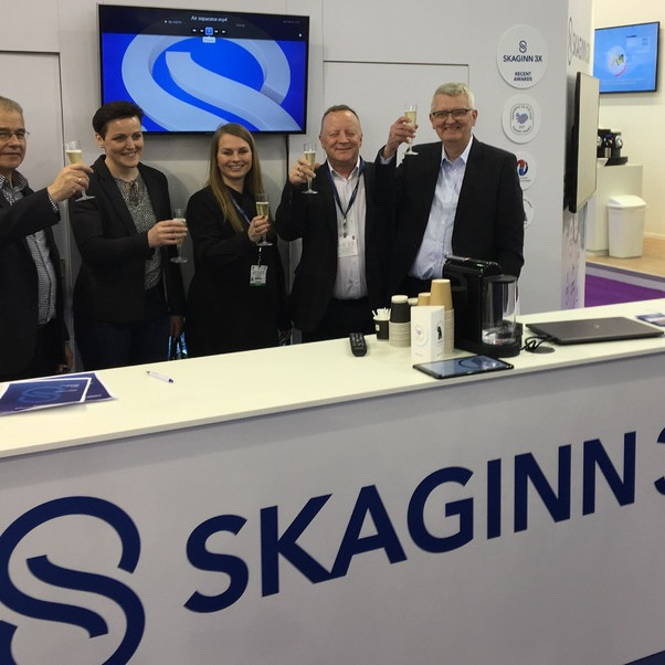 Jón Eðvald Friðriks­son, fram­kvæmda­stjóri Fisk Sea­food, Erla Jóns­dótt­ir fjár­mála­stjóri, Lauf­ey Skúla­dótt­ir, markaðs- og sölu­stjóri, Gylfi Guðjóns­son út­gerðar­stjóri og Ingólf­ur Árna­son, fram­kvæmda­stjóri Skag­ans, fagna undirritun samstarfssamnings.