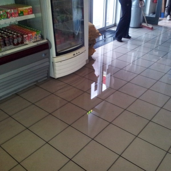 Vatn flæddi um gólf Ábæjar í morgun