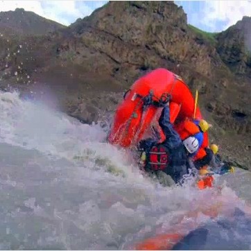 Hundblautir en ánægðir í flúðasiglingu