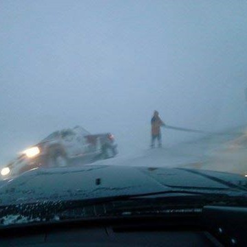 Umferðarslys í vonsku veðri á Vatnsskarði