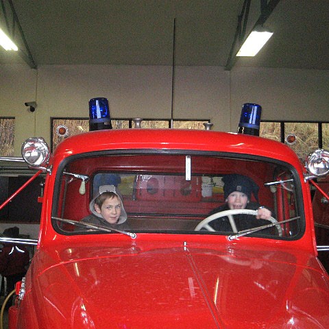 Ferðafélag færir björgunarfélagi styrk