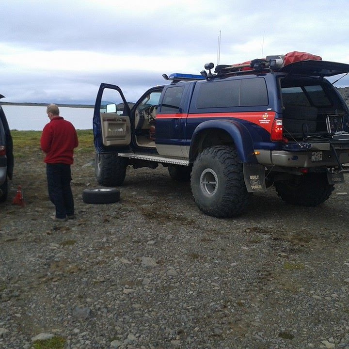 Strandaglópar með tvö sprungin dekk