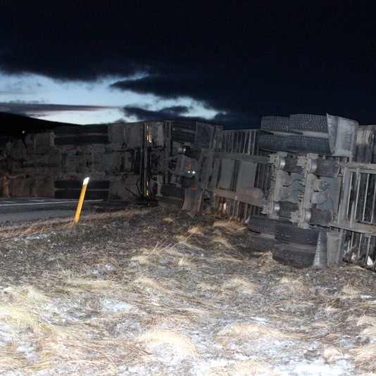 Flutningabíll með tengivagni valt í Blönduhlíð