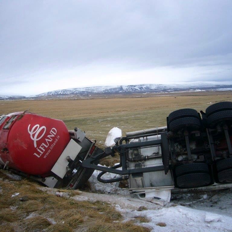 Fóðurbíll fór á hliðina