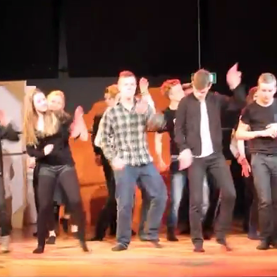 Eldri nemendur Varmahlíðarskóla setja Footloose á svið - FeykirTV