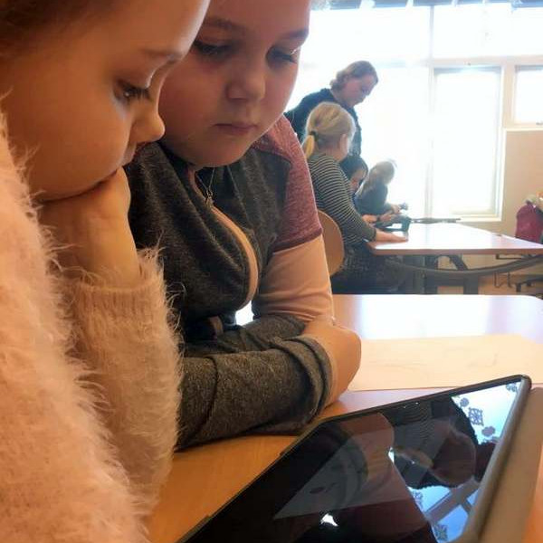 Áhugasamir nemendur í forritunarkennslu. Mynd af Facebooksíðu Grunnskólans austan Vatna.